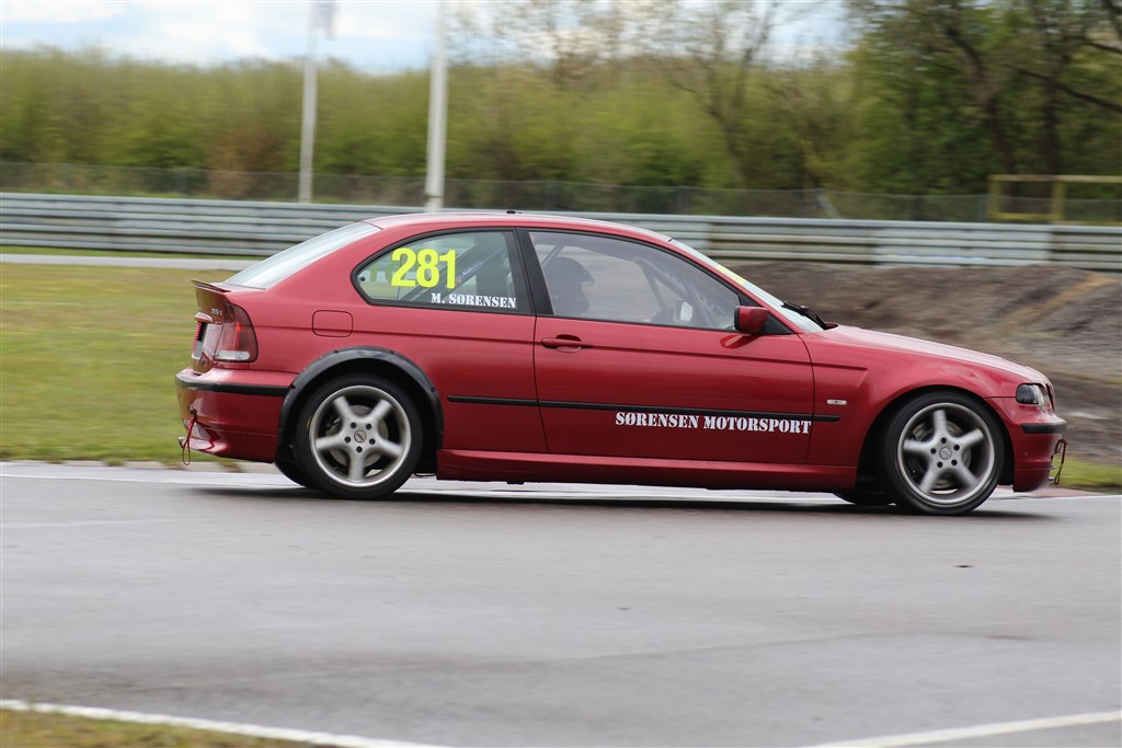 Martin Sørensen føler sig godt til rette i sin til denne sæson nybyggede Division 2 BMW 325 ti.
(Foto: JJ Media)